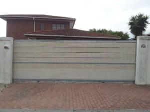 Driveway gate nutec cladding (1)