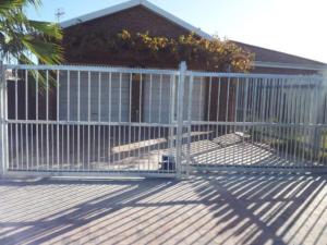 cross slide gate