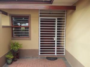 front feature securty gate (1)